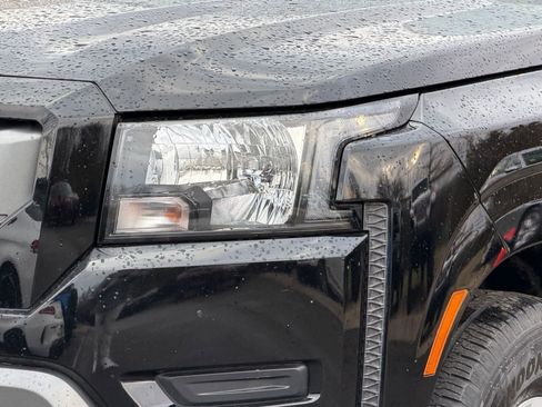 Used 2024 Nissan Frontier SV image 11