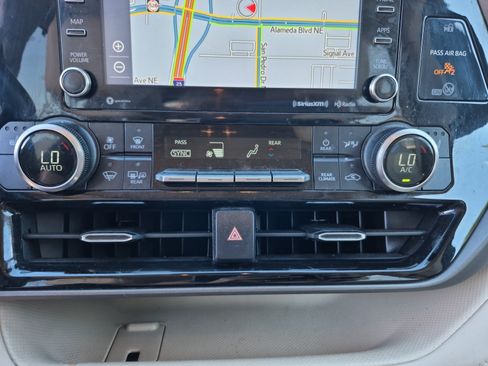 Used 2022 Toyota Highlander XLE AWD/4WD image 32