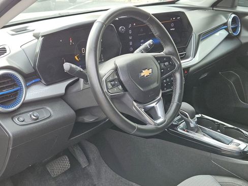 Used 2025 Chevrolet Trax LT w/ LT Convenience Package FWD image 13