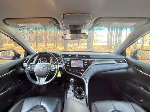 Used 2020 Toyota Camry SE image 4