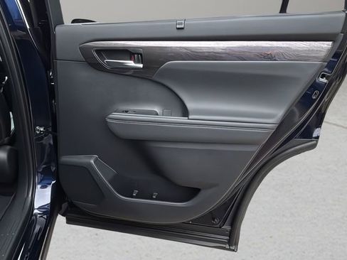 New 2026 Toyota Highlander Platinum AWD/4WD image 12