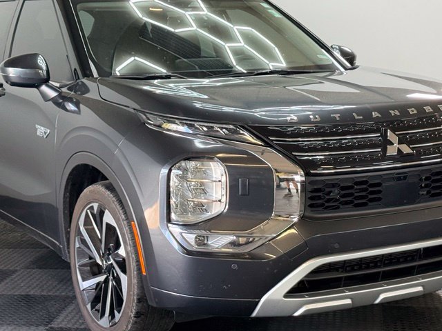 Used 2025 Mitsubishi Outlander 4WD Plug-In Hybrid image 2