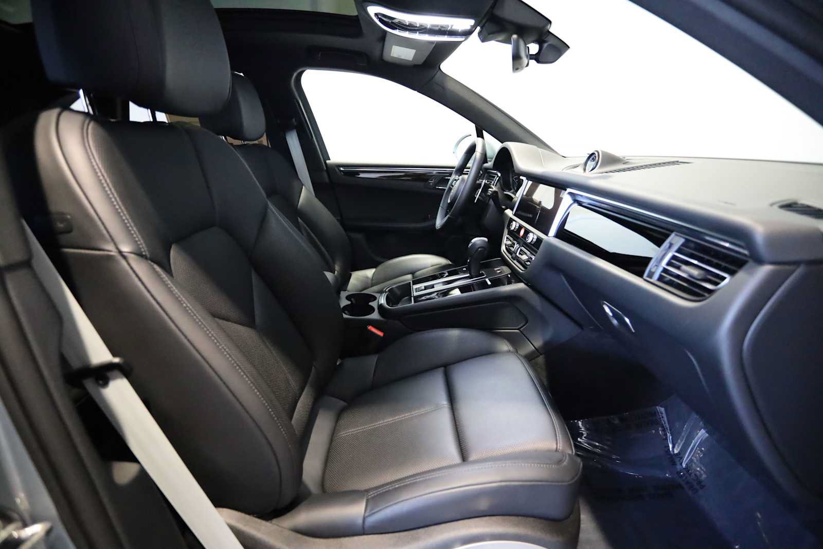 Used 2025 Porsche Macan AWD/4WD image 12