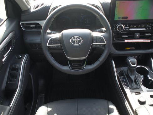 Used 2025 Toyota Highlander Limited AWD/4WD image 5