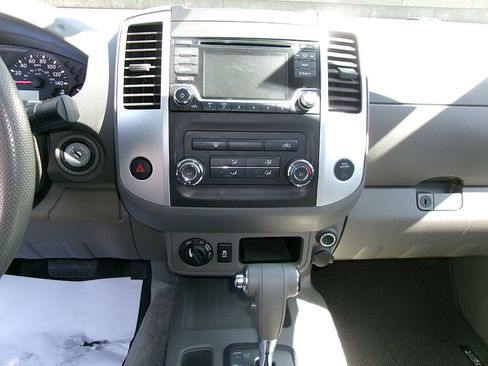 Used 2016 Nissan Frontier SV image 16