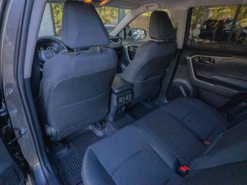 Used 2021 Toyota RAV4 LE AWD/4WD image 17