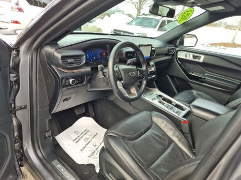 Used 2023 Ford Explorer Platinum image 17