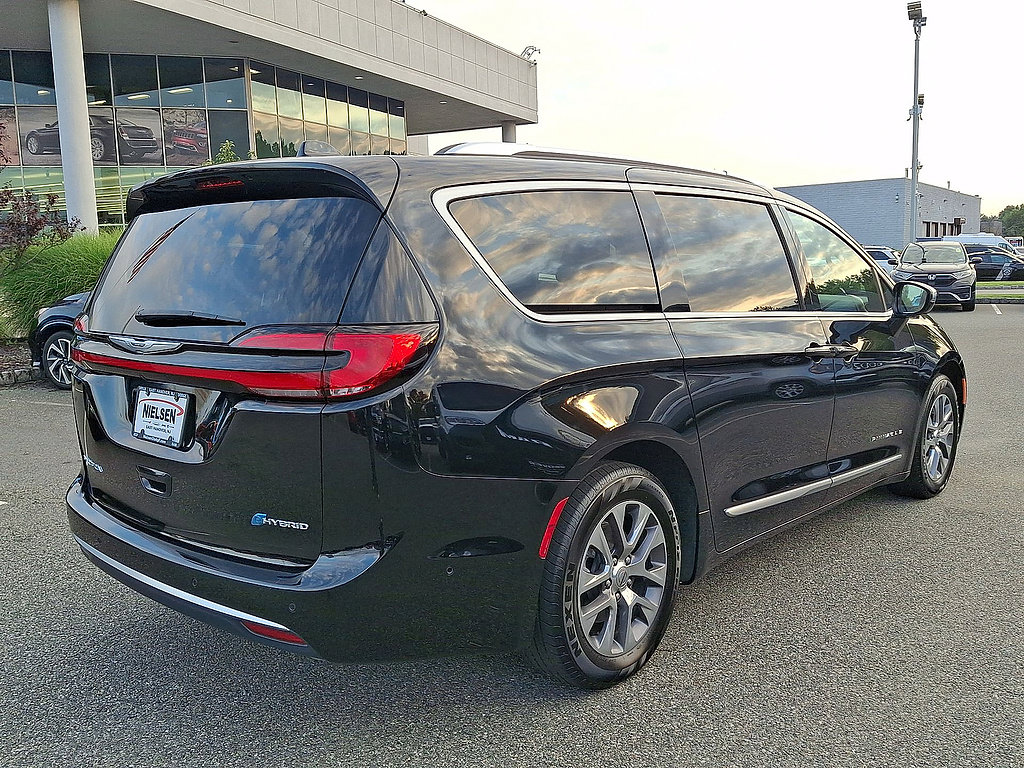 Used 2025 Chrysler Pacifica Pinnacle FWD image 31