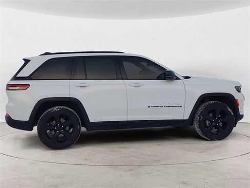 Used 2023 Jeep Grand Cherokee Altitude image 6