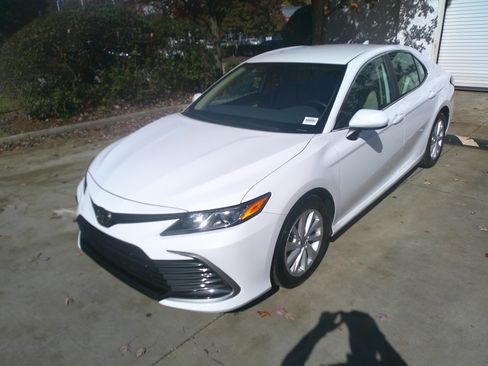 Used 2023 Toyota Camry LE image 6
