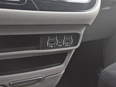 Used 2023 Chrysler Voyager LX image 24