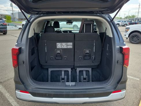 Used 2025 Kia Carnival FWD image 8