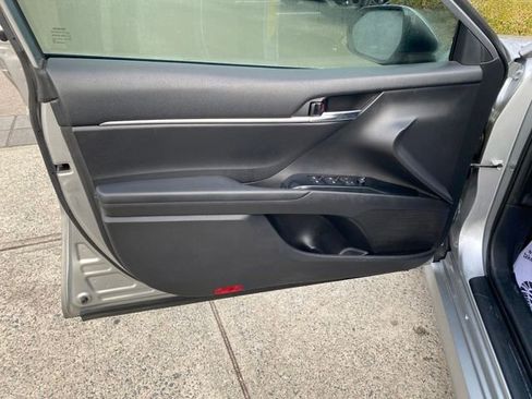 Used 2020 Toyota Camry LE image 18