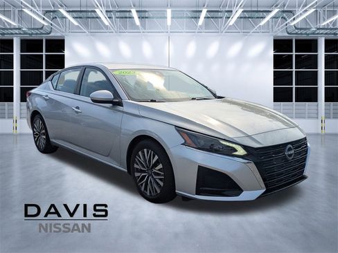 Used 2023 Nissan Altima 2.5 SV image 1