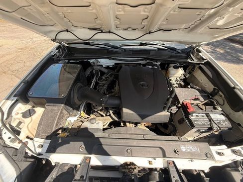 Used 2016 Toyota Tacoma TRD Off-Road AWD/4WD image 19