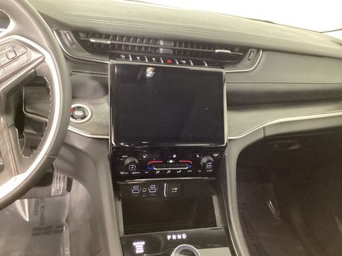 Used 2024 Jeep Grand Cherokee L Limited w/ Black Appearance Package AWD/4WD image 15