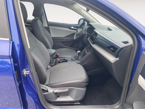 Used 2022 Volkswagen Taos SE w/ Panoramic Sunroof Package FWD image 16