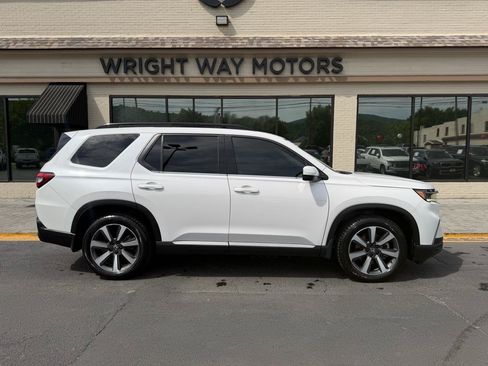 Used 2023 Honda Pilot Touring image 2