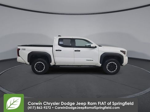 Used 2024 Toyota Tacoma TRD Off-Road image 17