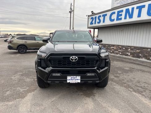 Used 2025 Toyota Tacoma TRD Off-Road AWD/4WD image 2