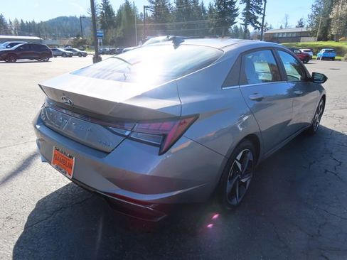 Used 2022 Hyundai Elantra Limited image 8