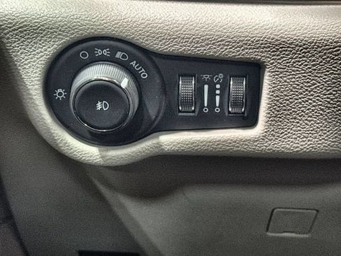 Used 2024 Chrysler Pacifica Touring-L FWD image 18