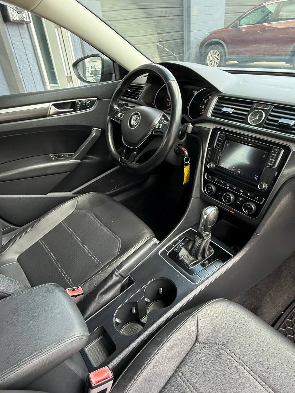 Used 2017 Volkswagen Passat 1.8T R-Line FWD image 9