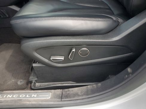 Used 2019 Lincoln Nautilus Select image 14