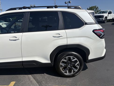 Used 2025 Subaru Forester Premium AWD/4WD image 11