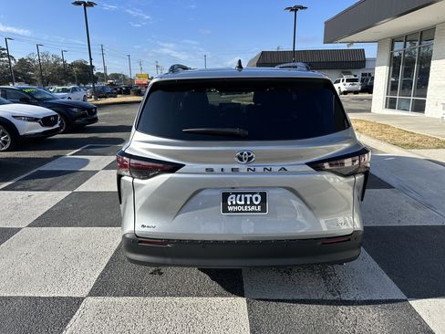 Used 2025 Toyota Sienna XLE image 4