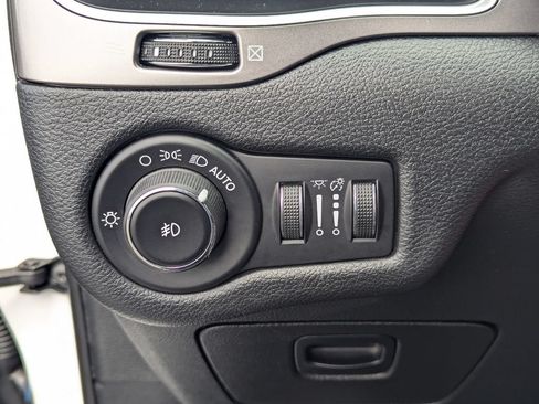 Used 2019 Jeep Cherokee Latitude Plus w/ Cold Weather Group AWD/4WD image 23