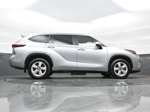 Used 2024 Toyota Highlander LE AWD/4WD image 33