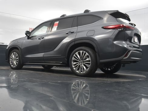 Used 2022 Toyota Highlander Platinum image 42