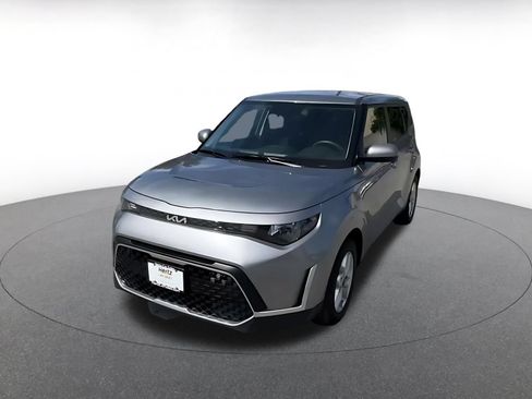 Used 2025 Kia Soul LX w/ LX Technology Package FWD image 7