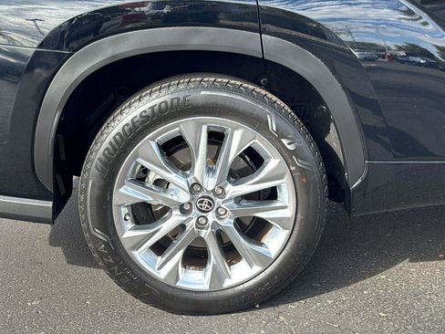 Used 2024 Toyota Highlander Limited image 9