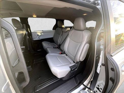 Used 2025 Toyota Sienna XLE FWD image 25