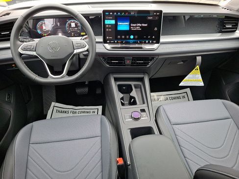 New 2025 Volkswagen Tiguan SE image 10