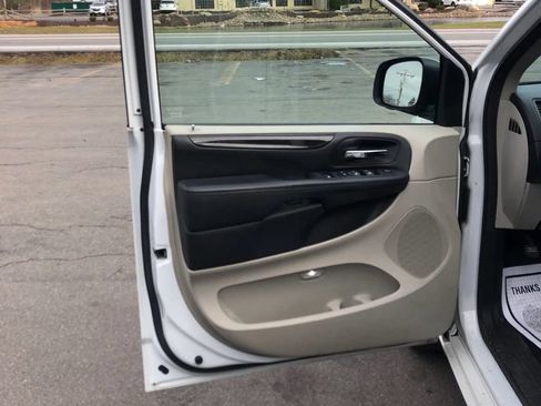 Used 2014 Dodge Grand Caravan SXT w/ UConnect Hands-Free Group FWD image 9