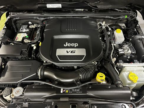 Used 2017 Jeep Wrangler Unlimited Sahara w/ Connectivity Group AWD/4WD image 27