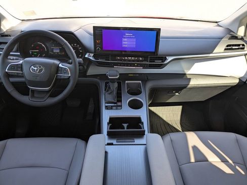 Used 2026 Toyota Sienna XLE FWD image 14