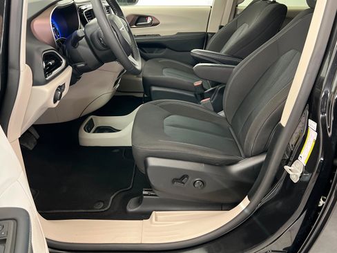 Certified 2023 Chrysler Voyager LX image 17