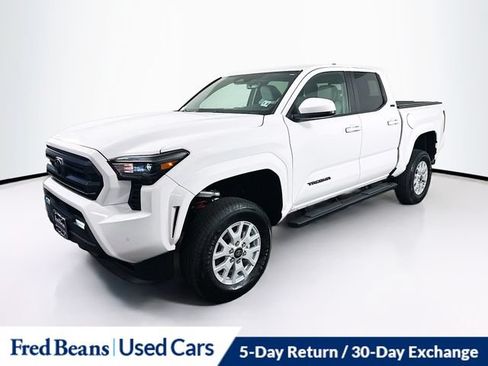 Used 2025 Toyota Tacoma SR5 w/ SR5 Upgrade Package AWD/4WD image 3