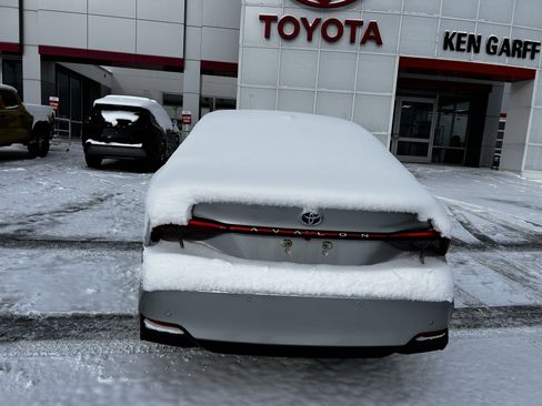 Used 2019 Toyota Avalon Limited w/ Advanced Safety Package image 4