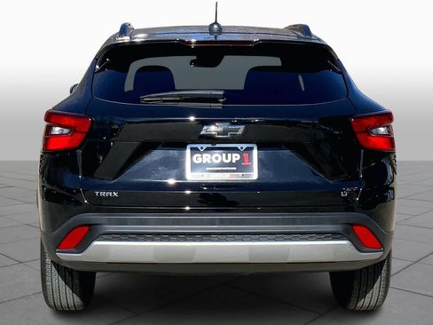 Used 2025 Chevrolet Trax LT w/ LT Convenience Package image 5
