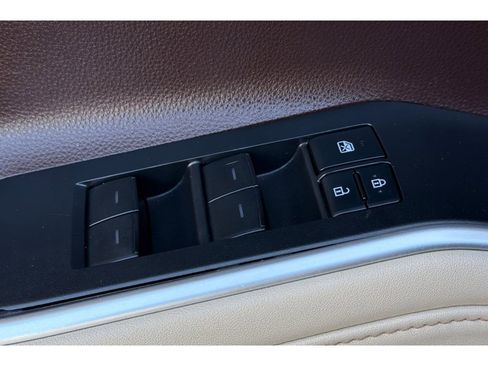 Used 2021 Toyota Highlander XLE AWD/4WD image 12