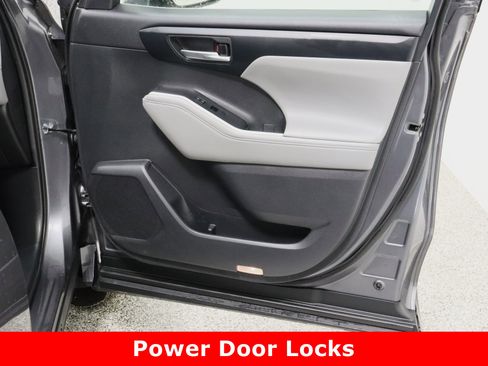 Used 2022 Toyota Highlander XLE image 39