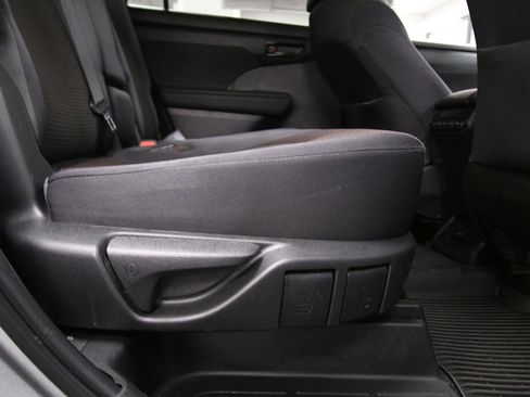 Used 2023 Toyota Highlander L FWD image 25