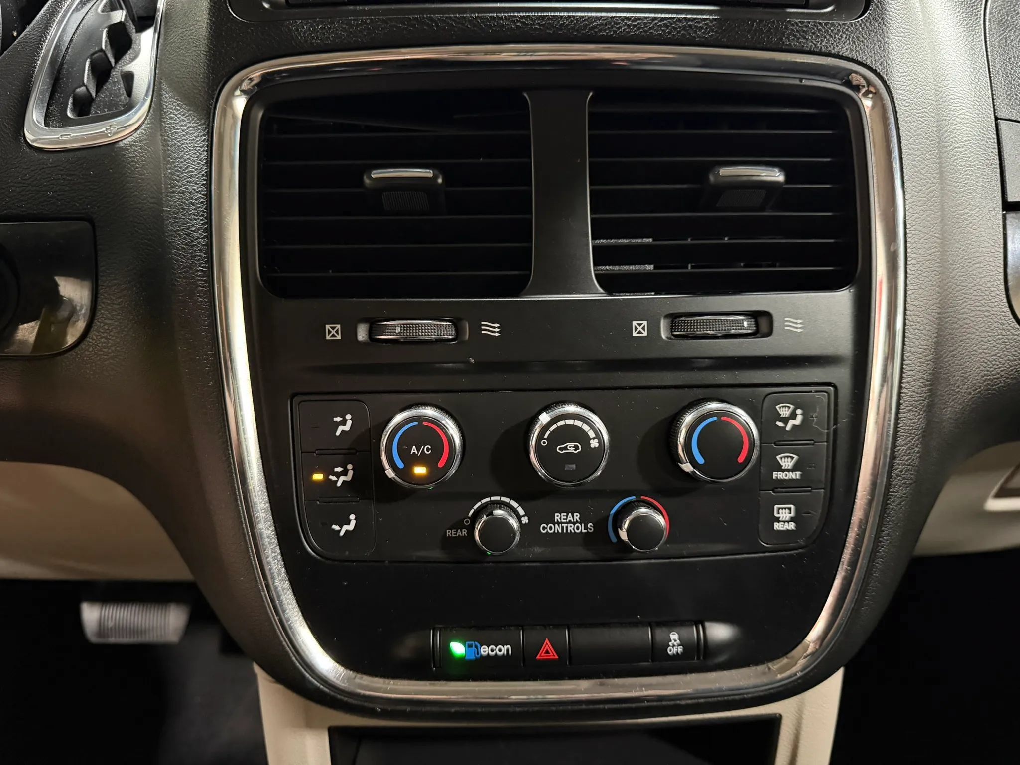 Used 2017 Dodge Grand Caravan SE FWD image 34