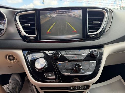 Used 2023 Chrysler Pacifica Touring-L FWD image 32