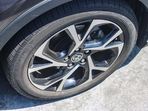 Used 2021 Toyota C-HR XLE FWD image 17